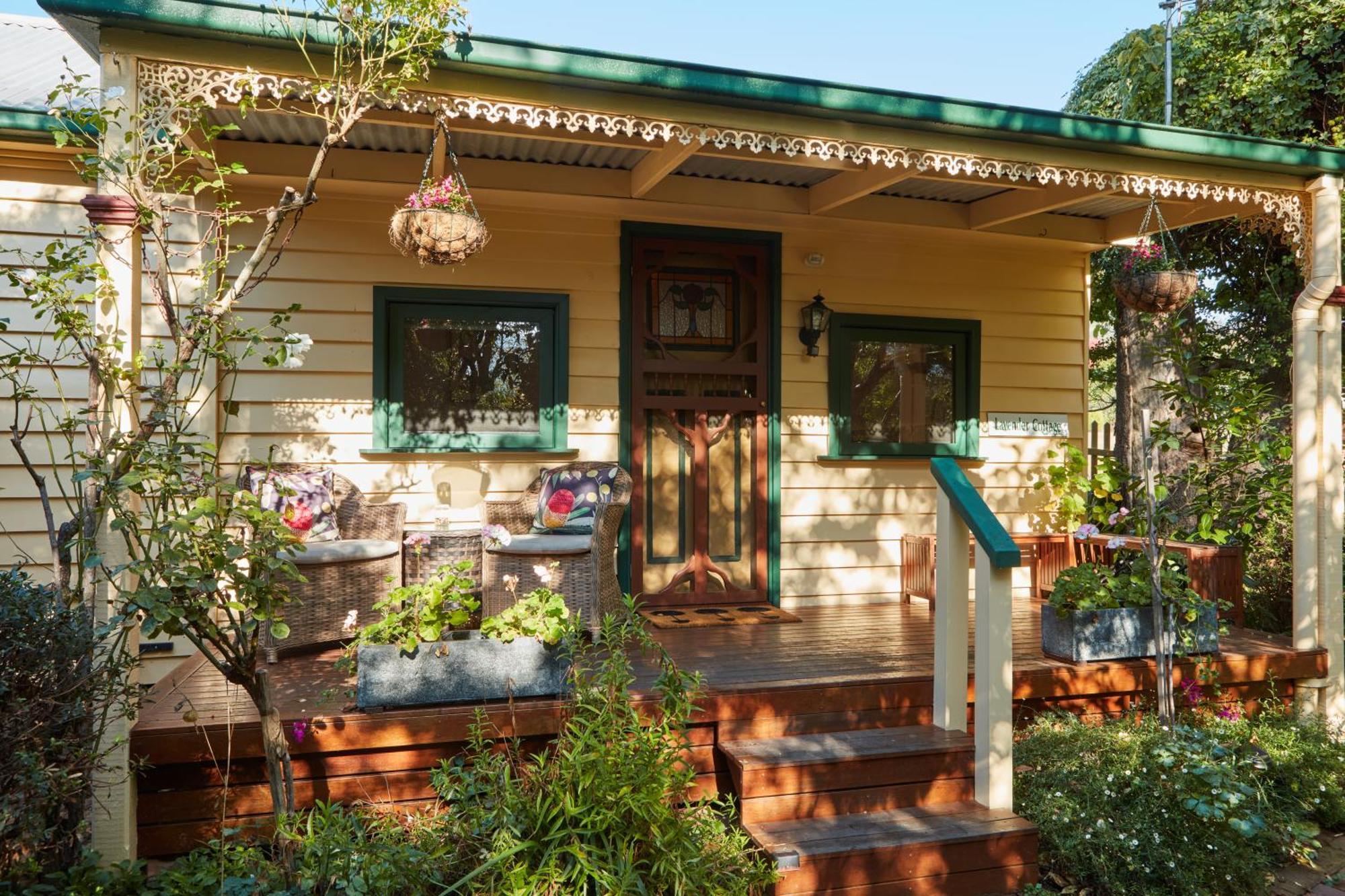 Tiffany'S Cottages Bright Exterior photo